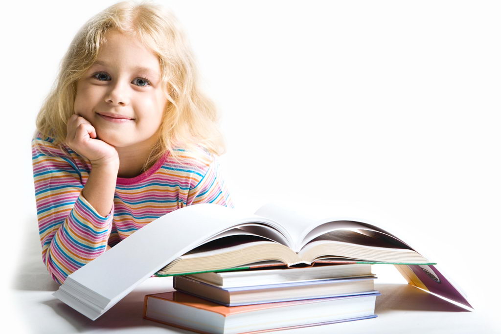 ilustračná fotka, dievča nad knihami